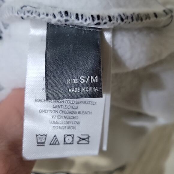 Eddie Bauer Kids Fleece Lined Cable Knit Hat, Black/Silver Threading, NWT - Picture 5 of 8